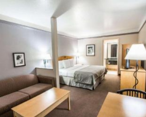 Clarion Suites Maingate image 1